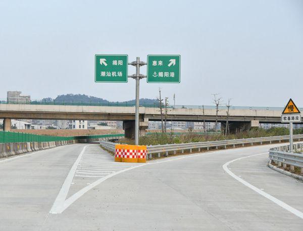 揭惠高速公路纵贯汕头,揭阳两市,设计时速100公里.通讯员供图
